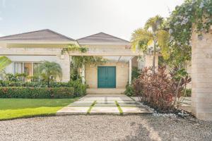 una casa con una porta verde e palme di New listing! Heavenly villa at Hacienda a Punta Cana
