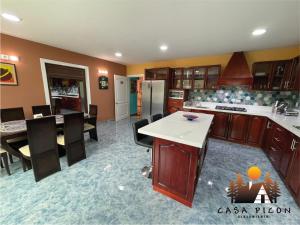 a large kitchen with a dining room and a kitchen island at Apartamento Picon 4 habitaciones in Cuenca