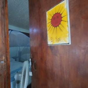 una imagen de un sol en la puerta de un barco en Cabañas Paraiso Chacahua, en Chamuscadero