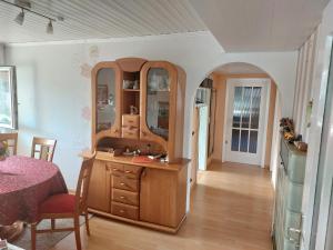 Habitación con tocador de madera y espejo. en Feel comfortable II en Vaihingen an der Enz