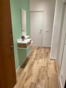 een badkamer met een wastafel en een spiegel bij CASA SAM - Luminoso e accogliente trilocale in Pioltello