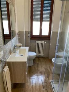 PioltelloにあるCASA SAM - Luminoso e accogliente trilocaleのバスルーム(洗面台、トイレ、シャワー付)