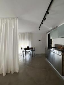 een keuken met een tafel en een eetkamer bij Mini loft in Reggio Emilia