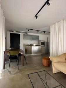 een woonkamer met een tafel en een bank bij Mini loft in Reggio Emilia