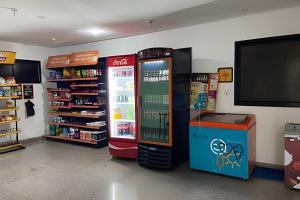 un negozio con due frigoriferi e una TV in camera di Hosts BR - Flat frente mar c/ cozinha a Fortaleza