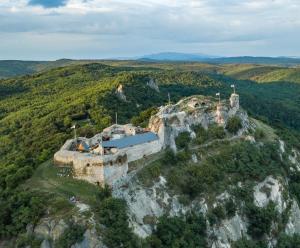 un vieux château au sommet d'une montagne dans l'établissement Jelkő Ház Terpes, 