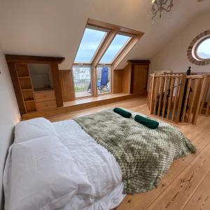 1 dormitorio con 1 cama en una habitación con ventanas en The Sandgate Cottage, en Sandgate