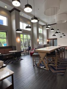 Χώρος καθιστικού στο Hampton Inn & Suites Tallahassee I-10-Thomasville Road +67 φωτογραφίες