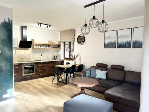 Kuchyňa alebo kuchynka v ubytovaní Apartament w Rezydencji Pod Świerkami Karpacz