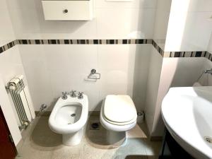 a small bathroom with a toilet and a sink at Hermoso departamento frente al golf !!! in Mar del Plata