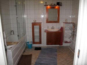 W łazience znajduje się wanna, umywalka i prysznic. w obiekcie 2 bedroom luxury apartment seafront, free pick up! w mieście Tromsø