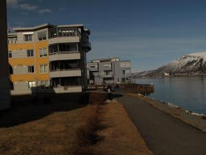 budynek na zboczu wody w obiekcie 2 bedroom luxury apartment seafront, free pick up! w mieście Tromsø
