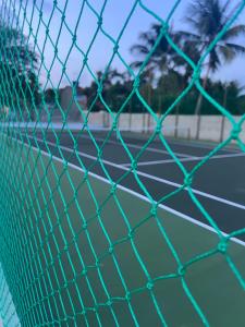 un filet sur un court de tennis avec des palmiers dans l'établissement Casa Marceneiro Milagres, à São Miguel dos Milagres