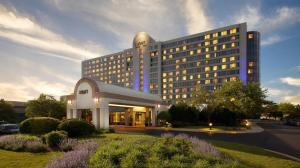 un gran edificio de hotel con muchas ventanas en Hyatt Regency Lisle near Naperville, en Lisle