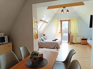 1 dormitorio con 1 cama, mesa y sillas en Willa Żółta Turnicka, en Zakopane