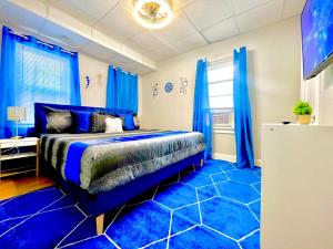 Tempat tidur dalam kamar di The Sapphire Haven - Your Old Brooklyn Oasis Awaits Families, Couples, Business Travelers Near Downtown With Parking, 300 MB WiFi & Self Check-In