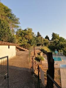 シエナにあるLe case del conventino di Marcianoの柵とプールで囲まれた庭
