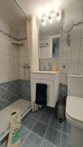 Koupelna v ubytování Tomis Sea View Apartment + 7 fotografií