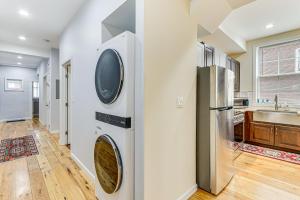 a kitchen with a washer and dryer on the wall at Modern New Haven Condo Less Than 1 Mi to Downtown! in New Haven