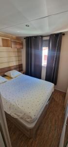 een slaapkamer met een groot bed in een boot bij Mobil-home de vacances in Le Bosc