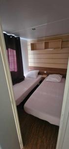 Zimmer mit 2 Betten in einem Zimmer mit in der Unterkunft Mobil-home de vacances in Le Bosc