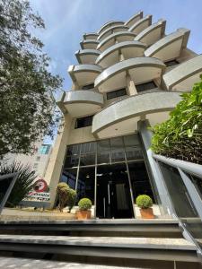 un grande edificio con piante di fronte di Differential Flat a Belo Horizonte