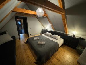 um quarto com uma cama grande no sótão em Garden House em Liepāja