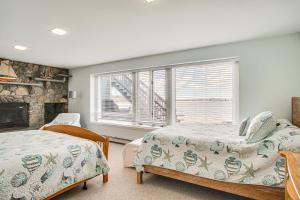 ein Schlafzimmer mit zwei Betten und einem Kamin in der Unterkunft Bayfront Wareham Retreat with Private Beach! in Wareham