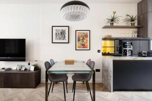 a kitchen and dining room with a table and chairs at Modern Apartment & Rooms at Charing Cross in London