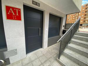 einen Eingang zu einem Gebäude mit einer Tür und einer Treppe in der Unterkunft E&R-2 Plaza España in Salamanca