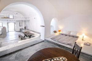 a living room with a bed and a table at The Red Winehouse in Foinikiá