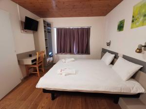 Postel nebo postele na pokoji v ubytování Hôtel du Crêt de l'Anneau