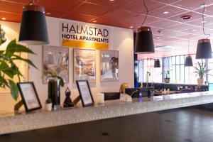 Halmstad Hotel Apartments في هالمستاد: لوبي فندق مع كونتر استقبال