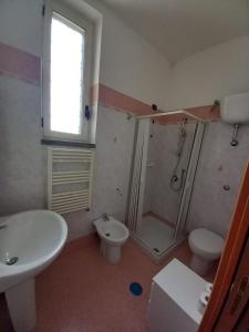 y baño con ducha, aseo y lavamanos. en Sunset Shores Oasis - Gulfview Haven Rooms with a View, strategic for Pompeii, Amalfi, Capri, and on the Road to Sorrento- progetto sociale Artigiani della preziosità en Castellammare di Stabia