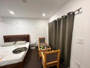 ein Schlafzimmer mit einem Bett und einem Vorhang in der Unterkunft Chubar Home in Leh