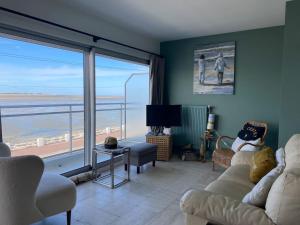 sala de estar con vistas al océano en Vue BAIE XXL 180° en Le Crotoy