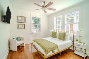 een slaapkamer met een bed en een plafondventilator bij Serene 4 Bedroom Home near French Quarter with Wi-Fi and Parking in New Orleans