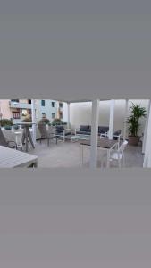 - un balcon avec des tables et des chaises dans un bâtiment dans l'établissement Casa sul Corso, à Cosenza