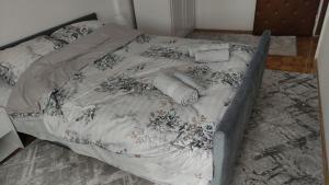 a bed with a blanket on top of it at Apartman NINASTA in Pirot