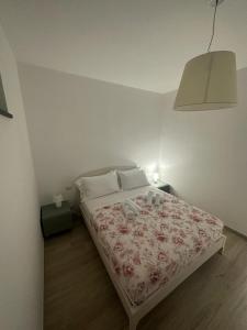 Un dormitorio con una cama con dos toallas encima. en Marefront, en Castellammare di Stabia