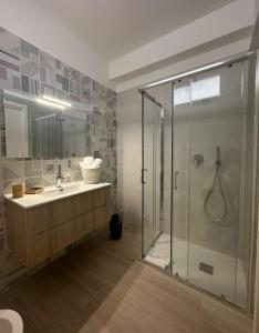 een badkamer met een douche en een wastafel bij Marefront in Castellammare di Stabia