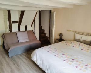 um quarto com uma cama e uma escada em Epicerie Gourmande em Villandry