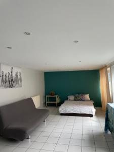 ein Schlafzimmer mit einem Bett und einer grünen Wand in der Unterkunft Rooms with garden in Luckyhouse Maison Chatou Paris La Défense in Chatou