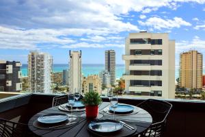 een tafel op een balkon met uitzicht op de stad bij Apartamento de lujo Alexia 1 Calpe in Calpe