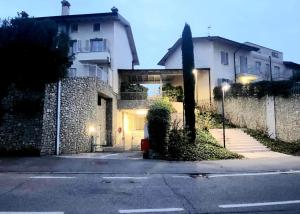 een huis aan de straatkant bij Villa Angelina Garda in Cavalcaselle