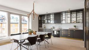 kuchnia ze stołem i krzesłami w pokoju w obiekcie Modern Apartment for a great stay w Helsinkach
