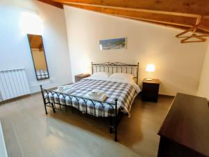 ein Schlafzimmer mit einem Bett und einem Tisch mit einer Lampe in der Unterkunft Villa Livia - L'Opera Group in La Spezia