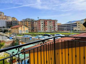 balcón con vistas a una ciudad con edificios en Villa Livia - L'Opera Group en La Spezia