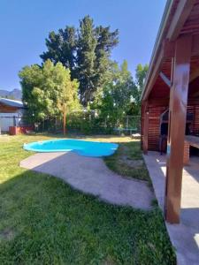 een groep blauwe dienbladen op het gras naast een gebouw bij Refugio en la ciudad in Pucón
