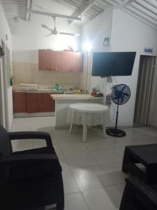 cocina con mesa en el centro de una habitación en Cabaña Condominio Hacaritama, en Melgar